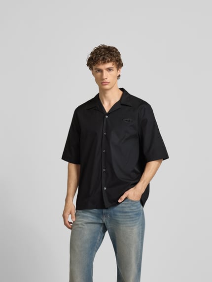 Männermodel draagt zwart vrijetijdsoverhemd met gestikt logo van Diesel, relaxed fit, katoenmix, knoopsluiting, korte mouw, voorkant, Ganzkörperansicht von voren.
