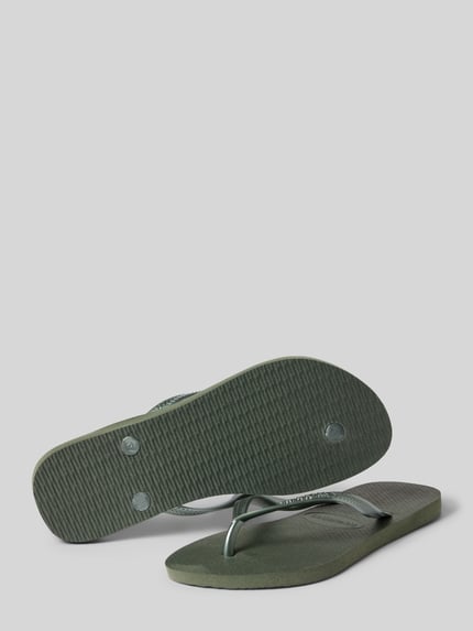 Produktfoto, Flip-Flops mit Logo-Detail von Havaianas in Olivgrün, abgerundete Passform, offene Ferse, Zehentrenner, Absatzhöhe 1 cm bei Größe 39/40, strukturierte Sohle