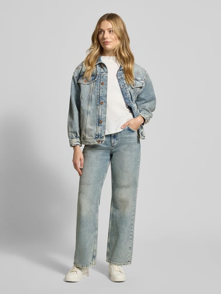 Kobiece model prezentuje jasnoniebieskie spodnie Jeans mit 5-Pocket-Design Modell 'Madison' od Mustang, luźny krój, czysta bawełna, pełny widok z przodu.
