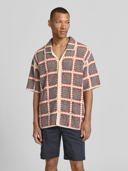 Męski model nosi Loose Fit Freizeithemd mit Kentkragen von JAKE*S STUDIO MEN, mieszanka bawełny, imitacja wykonania na szydełku, z listwą guzikową, długość tyłu 75 cm, szerokość ramion 63 cm, długość rękawów 27 cm, wielokolorowy wzór, widok całej sylwetki z przodu.