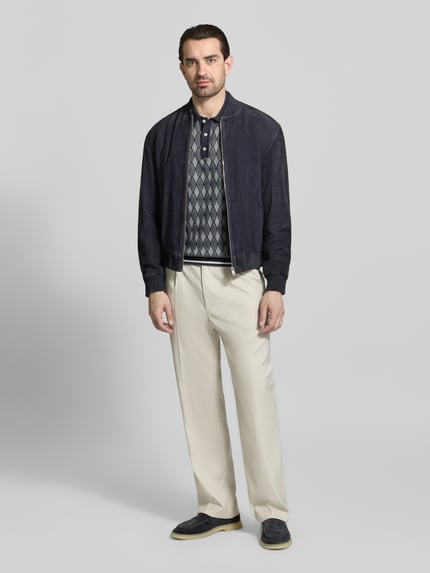 Männermodel trägt Regular Fit Poloshirt im Allover-Look von Jack & Jones Premium, reine Baumwolle, Polokragen, Knopfleiste, Ganzkörperansicht von vorne.