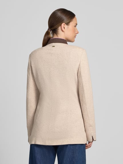Modelka nosi Slim Fit Blazer aus Lanawolle-Mix mit Stehkragen von White Label, kolor beżowy, na tle szarym, krój slim fit, stebnowanie, guziki, naszywane kieszenie, długość tyłu 70 cm, szerokość w rozmiarze 36: 50 cm, długość rękawa 63 cm, widok całej sylwetki z tyłu.