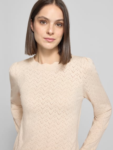 Vrouwenmodel draagt Regular fit gebreide pullover uit Viscosemix Model 'femi' van VILA, ronde hals, ruglengte maat S 54 cm, mouwlengte maat S 63 cm, lichtbeige kleur met fijn structuurpatroon, Nahaufnahme bovenlichaam.