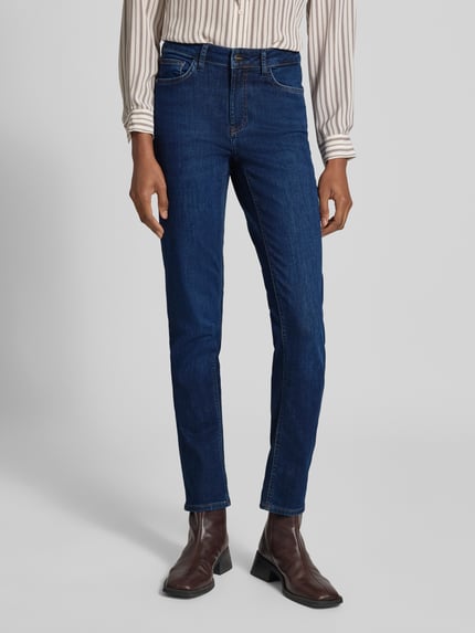 Mężczyznamodel nosi Slim Fit Jeans mit Eingrifftaschen von Rich & Royal, Mieszanka bawełny z dodatkiem streczu, krój slim fit, wpuszczane kieszenie, zapięcie na guzik i zamek błyskawiczny, Szerokość w rozmiarze 27: 38 cm, Długość wewnętrzna nogawki w rozmiarze 27: 79 cm, kolor granatowy, prosta nogawka, struktura gładka, Ganzkörperansicht z przodu.