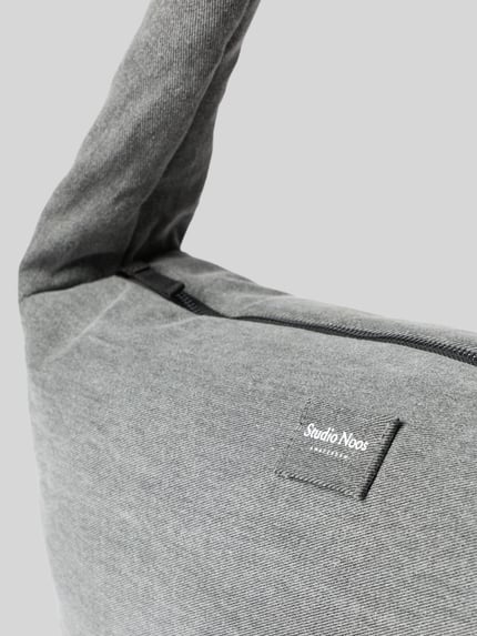 Produktfoto, Shoulder Bag aus reiner Baumwolle in Denim-Optik von Studio Noos, Główna przegroda z zamkiem błyskawicznym, pasek na ramię, detal z logo, przegródka wewnętrzna zapinana na zamek błyskawiczny, tkanina stylizowana na denim, szerokość w rozmiarze 1: 49 cm, długość w rozmiarze 1: 35 cm, głębokość w rozmiarze 1: 11 cm, długość paska na ramię w rozmiarze 1: 80 cm