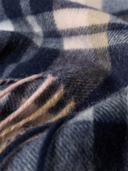 Produktfoto, Schal aus Woll-Kaschmir-Mix von Barbour mit kariertem Muster in Blau, Beige und Rosa, weiche Textur, Damen Schal von Barbour