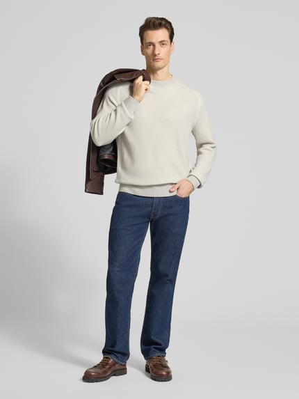 Mannelijk model draagt Regular Fit Strickpullover aus Schurwoll-Mix Modell 'AKAJER' van BOSS Orange, melange-effekt, crew neck, ribstructuur, structuurdetails, raglanmouwen, geribde manchetten en zoom, vooraanzicht volledige lichaamsopname.
