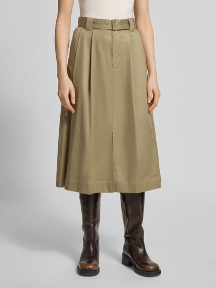 Frauenmodel trägt Faltenrock mit Gürtel Modell 'Koda Billie' von MOS MOSH in Khaki, A-Linie, Midilänge, Lyocell-Mix, Nahaufnahme Oberkörper.
