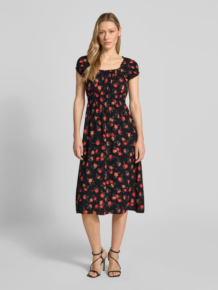 Frauenmodel trägt Midikleid aus Viskose mit Karree-Ausschnitt von Apricot, geblümtes Muster, Puffärmel, tailliert, Ganzkörperansicht von vorne.