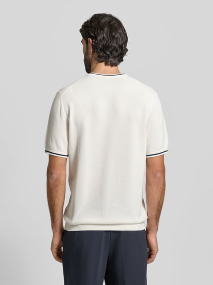 Mannelijk model draagt Regular Fit T-Shirt in Strick-Optik van Christian Berg Men, wit met fijne structuur, katoen, korte mouw, rugaanzicht.