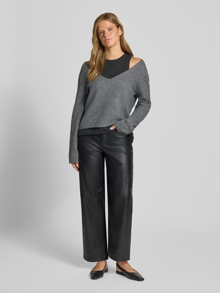 Vrouwenmodel draagt grijze Strickpullover im 2-in-1-Look Modell 'YASMIN' van Topshop, regular fit, katoenmix met stretch, geheel vooraanzicht.
