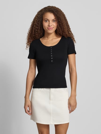 Frauenmodel trägt Slim Fit T-Shirt aus Baumwoll-Mix Modell 'SIMPLE' von Only in Optik: Unifarben mit Knopf-Details, Ripp-Struktur, U-Ausschnitt, Kurzarm, Ganzkörperansicht von vorne.