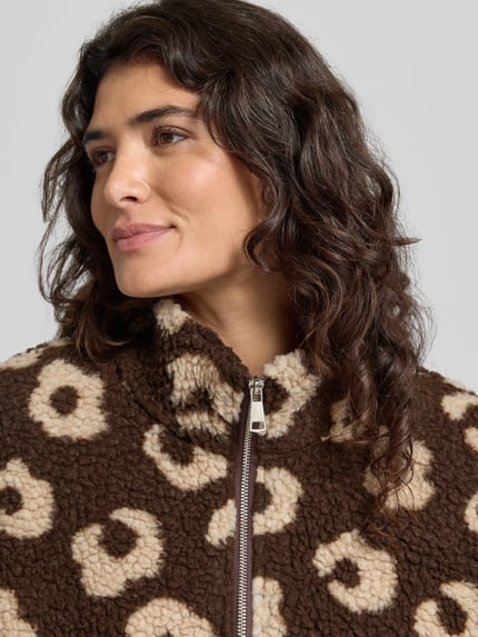 Vrouwenmodel draagt Jacke met Stehkragen Modell 'Lo44ra' van ZABAIONE, bruin met beige bloemenpatroon, ritssluiting, zachte textuur, Nahaufnahme Oberkörper.