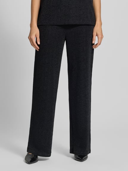 Frauenmodel trägt schwarze Hose aus Material-Mix mit Stretch-Anteil, elastischer Bund, Regular Fit, Modell 'NAREEN' von ICHI, Nahaufnahme Oberkörper.