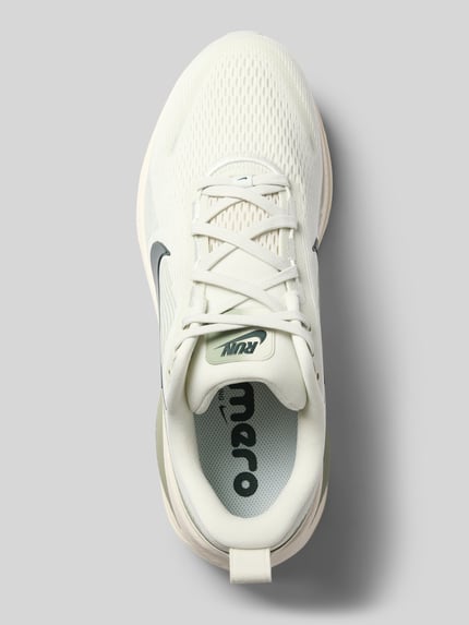 Produktfoto, Sneaker mit Logo-Print Modell 'VOMERO 18' von Nike für Herren, cremefarben mit Mesh-Textur und schwarzem Logo auf grauem Grund.