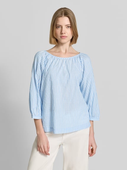 Frauenmodel trägt Relaxed Fit Bluse aus Baumwoll-Viskose-Mix von s.Oliver RED LABEL, Optik:Allover-Muster, Gestreift, Passform:Relaxed-Fit, U-Boot-Ausschnitt, Bindeband, Ärmelform:3/4-Arm, Ballonärmel; Farben: Hellblau, Weiß, texturiert, Ganzkörperansicht von vorne.