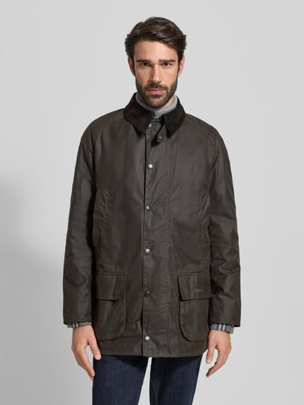 Männermodel trägt Jacke mit Umlegekragen Modell 'BRISTOL' von Barbour aus reiner Baumwolle, gerader Schnitt, dunkelbraun, Pattentaschen, Reißverschluss mit Druckknopfblende, Ganzkörperansicht von vorne.
