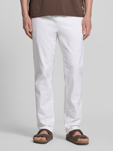 Männermodel trägt Gerade Hose aus Leinen-Baumwoll-Mix von Tom Tailor, efekt: jednolity kolor, krój: prosty, Ganzkörperansicht von vorne