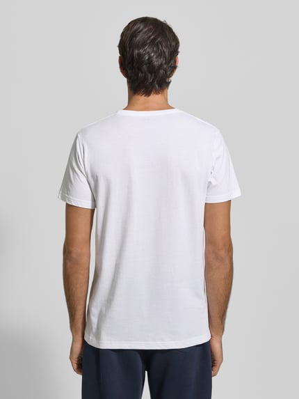 Männermodel trägt T-Shirt mit Rundhalsausschnitt im 2er-Pack von MCNEAL, reine Baumwolle, Slim Fit, schlicht weiß, Ganzkörperansicht Rückansicht.