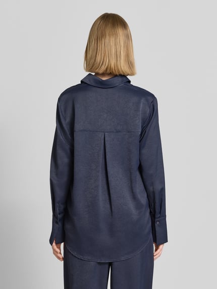 Vrouwenmodel draagt Regular Fit Hemdbluse met structuurpatroon van Christian Berg Cocktail in donkerblauw met bloemenmotief, met lange mouwen en overhemdkraag, ruglengte maat 36: 71 cm, volledige lichaamsaanzicht achteraan.