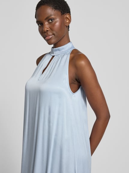 Frauenmodel trägt Midikleid aus Viskose-Mix mit Neckholder von Jake*s Collection, hellblau, Cut Out, glatte Textur, Nahaufnahme Oberkörper.