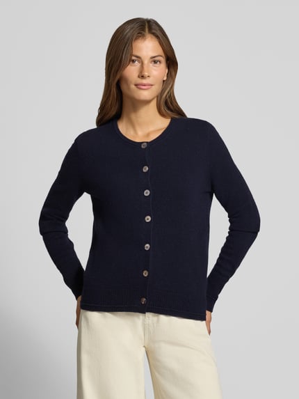 Frauenmodel trägt Cardigan aus Wolle mit Rundhalsausschnitt von Christian Berg Woman, dunkelblau, Regular Fit, Nahaufnahme Oberkörper.