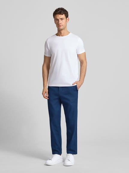 Männermodel trägt Tapered Chino mit Kordelzug Modell 'CHINO ST-P' von BOSS Orange, Optik: Unifarben, Baumwoll-Mix, Ganzkörperansicht von vorne.