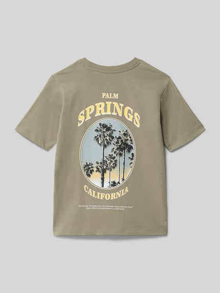 Produktfoto, T-Shirt mit Motiv-Print Modell 'CITY' von Jack & Jones, olivgrün, Palmen-Print, reine Baumwolle, Regular Fit, Rundhals, Rückenlänge 53 cm bei Größe 140