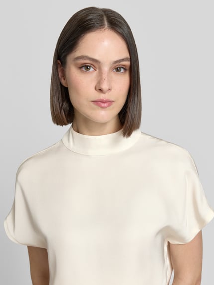 Vrouwenmodel draagt Regular Fit blouse met opstaande kraag model 'Zarlia' van Someday, puur acetaat, dames, met korte mouwen. Nahaufnahme bovenlichaam.