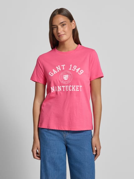 Vrouwenmodel draagt T-Shirt met Label-Print van G-Star Raw in felroze, ronde hals, regular fit, zuiver katoen, witte print, vooraanzicht bovenlichaam.