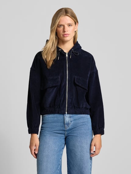 Kobiece model prezentuje Regular Fit Bomberjacke aus Baumwoll-Mix Modell 'KENZIE' od ONLY, damska bomberka/bluzon; widok całej sylwetki z przodu.