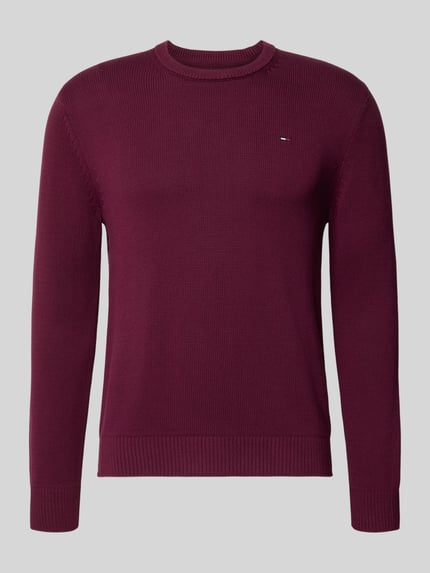 Produktfoto, Slim Fit Pullover aus reiner Baumwolle von Tommy Jeans, bordeauxfarben, Strickoptik, Rundhals, Logo-Detail, Strukturmuster