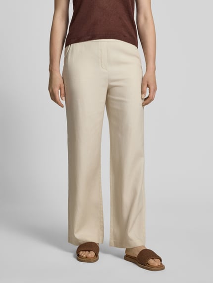 Frauenmodel trägt Stoffhose aus Lyocell-Mix mit elastischem Bund von Comma, Relaxed-Fit, Gesäßtasche, Beige, Nahaufnahme Oberkörper. Bundweite 39 cm, Innenbeinlänge 78 cm bei Größe 36/32.