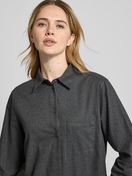 Frauenmodel trägt Regular Fit Hemdbluse aus reiner Baumwolle von Marc O'Polo in grauer Melange-Optik mit feiner Webstruktur, Nahaufnahme Oberkörper.
