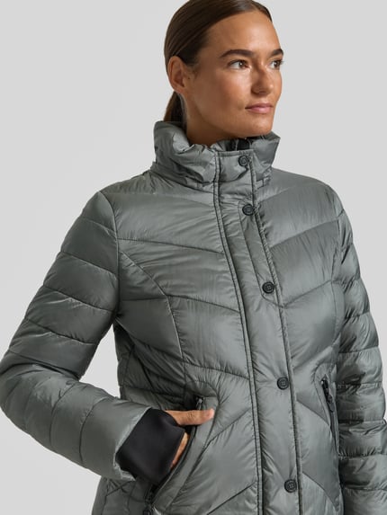 Kobiece model prezentuje Regular Fit Steppjacke mit abnehmbarer Kapuze od Gil Bret, szaro-zielone tony, pikowana tekstura, zbliżenie na górę ciała