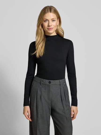 Vrouwenmodel draagt Slim Fit Langarmshirt uit Viscose-mix van s.Oliver RED LABEL, effen zwart, hoge hals, lange mouwen, vooraanzicht halve lichaamsopname.