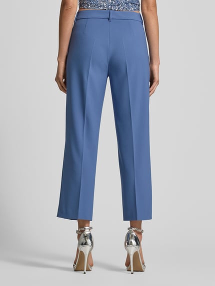Frauenmodel trägt Wide Fit Stoffhose mit Viskose-Anteil Modell 'Olessa' von Raffaello Rossi in Blau mit Bügelfalten, Ganzkörperansicht Rückansicht.