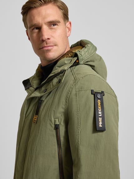 Männermodel trägt Parka mit Label-Detail van PME Legend in olijfgroen met rits- en klepzakken, regular fit, Nahaufnahme Oberkörper.