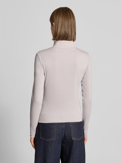 Frauenmodel trägt Slim Fit Langarmshirt aus Baumwoll-Mix von Calvin Klein Jeans, hellgrau, glatte Textur, Ganzkörperansicht Rückansicht.