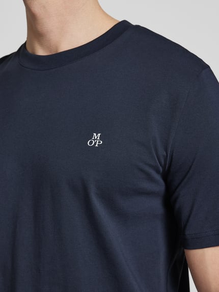 Mannenmodel draagt Regular Fit T-shirt Set im 2er-Pack van Marc O'Polo, look: effen, logoprint, ronde hals, korte mouw, puur katoen. Nahaufnahme Oberkörper.