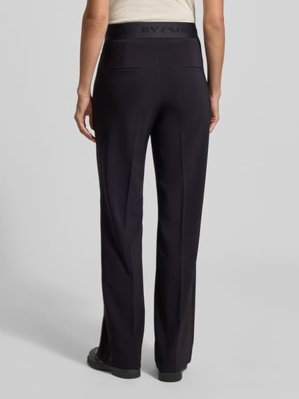 Frauenmodel trägt Regular Fit Hose mit Gummizugbund Ava von CAMBIO, unifarben, matt, Jersey, Ganzkörperansicht Rückansicht.