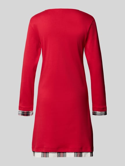 Frauenmodel trägt Nachthemd mit Statement-Stitching Modell 'Kuschel-Momente' von LOUIS & LOUISA in Rot mit Karodetails, reine Baumwolle, Straight Fit, Ganzkörperansicht Rückansicht.