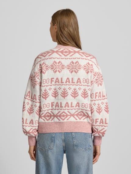 Frauenmodel trägt Strickpullover mit Stehkragen Modell 'FROSTINA' von Vila im Elastischer-Material-Mix, Gerader-Schnitt, Rückenlänge 54 cm, Ärmellänge 53 cm, rosa-weiß gemustert, elastische Abschlüsse, überschnittene Schultern, Ganzkörperansicht Rückansicht.