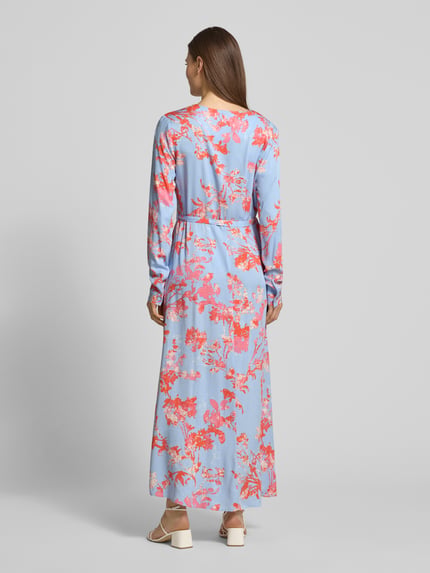 Frauenmodel trägt Maxikleid mit Bindegürtel Modell 'Sicca' von mbyM in Blau mit rosa-orangen Blumen, Viskose, Ganzkörperansicht Rückansicht.