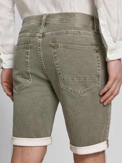 Mężczyznamodel nosi Regular Fit Jeansshorts aus Baumwoll-Mix von Brax, efekt: jednolity kolor, szlufki na pasek, 5 kieszeni, mieszanka bawełny, zdjęcie całej sylwetki z tyłu.