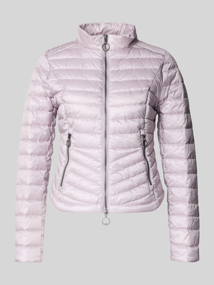 Produktfoto, Steppjacke mit Stehkragen von Gil Bret in zartem Flieder, Zweiwege-Reißverschluss, Reißverschlusstaschen, krój slim fit, długość tyłu w rozmiarze 36: 56 cm, szerokość ramion w rozmiarze 36: 39 cm, szerokość klatki piersiowej w rozmiarze 36: 47 cm, długość rękawa w rozmiarze 36: 66 cm, lekko połyskująca tekstura, poziome steppungen