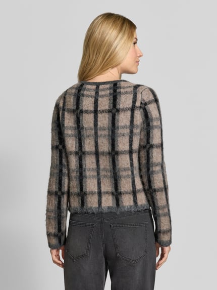 Frauenmodel trägt Strickjacke aus Woll-Mix im Allover-Look von Christian Berg Woman Selection in Beige und Grau, Ganzkörperansicht Rückansicht. Regular Fit mit Rundhalsausschnitt, Knopfleiste, Alpaka-Anteil, Rückenlänge 50 cm und Ärmellänge 65 cm.