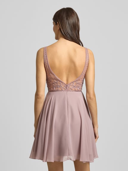 Vrouwenmodel draagt Regular fit Minikleid met floralem Spitzenbesatz van Laona in lila, semitransparant, sierstenen, rugpand, volledig zicht, rugaanzicht.
