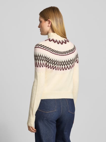Frauenmodel trägt Pullover mit Jacquardpasse Modell 'VMMAPLE' von VERO MODA, mehrfarbig, geometrisches Rautenmuster, Strick, Ganzkörperansicht Rückansicht