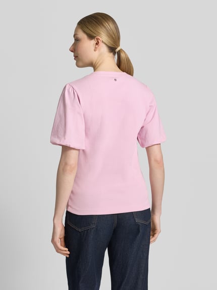 Frauenmodel trägt T-Shirt mit Ballonärmeln Modell 'Jada' von MOS MOSH in Rosa, Baumwoll-Mix mit Stretch-Anteil, Körpernaher-Schnitt, Feinripp, Rückenlänge 60 cm, Ganzkörperansicht Rückansicht.